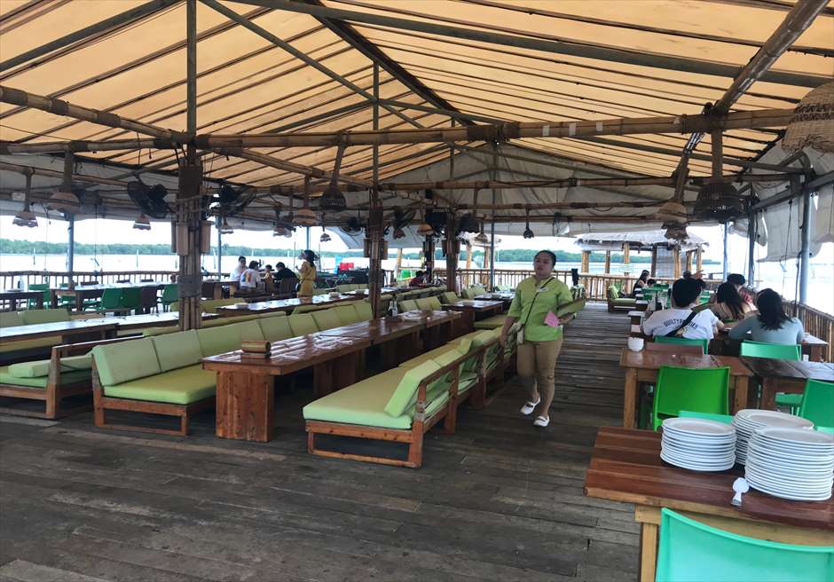 セブの人気フィリピン料理レストラン・ランタウの屋根付きテーブルエリア